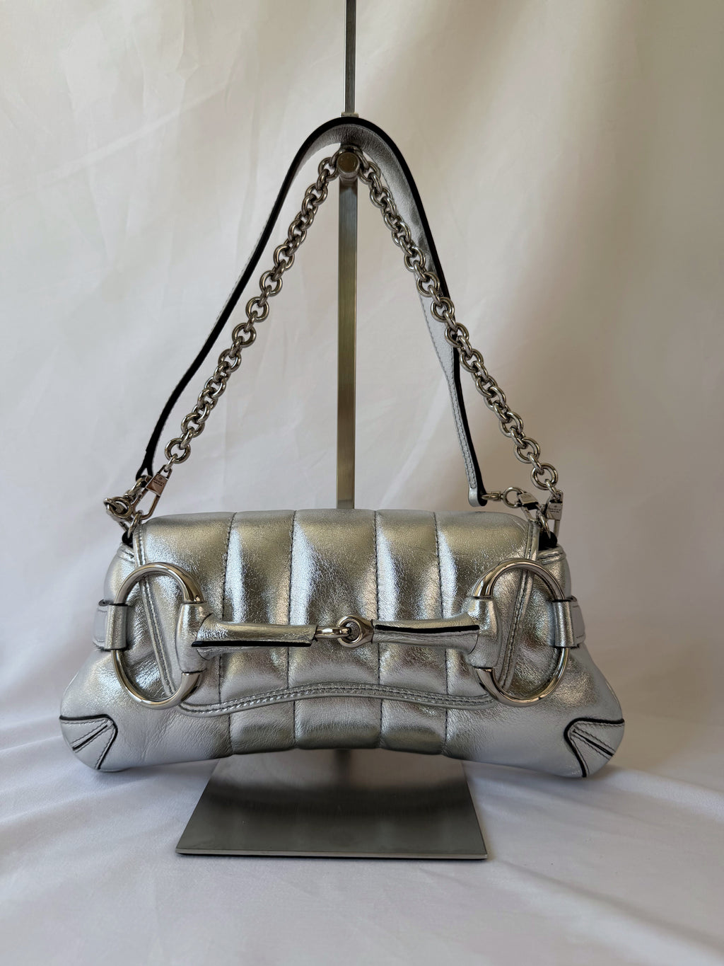 Gucci Horsebit Chain Shoulder Bag in Metallic Silver, Quilted Leather