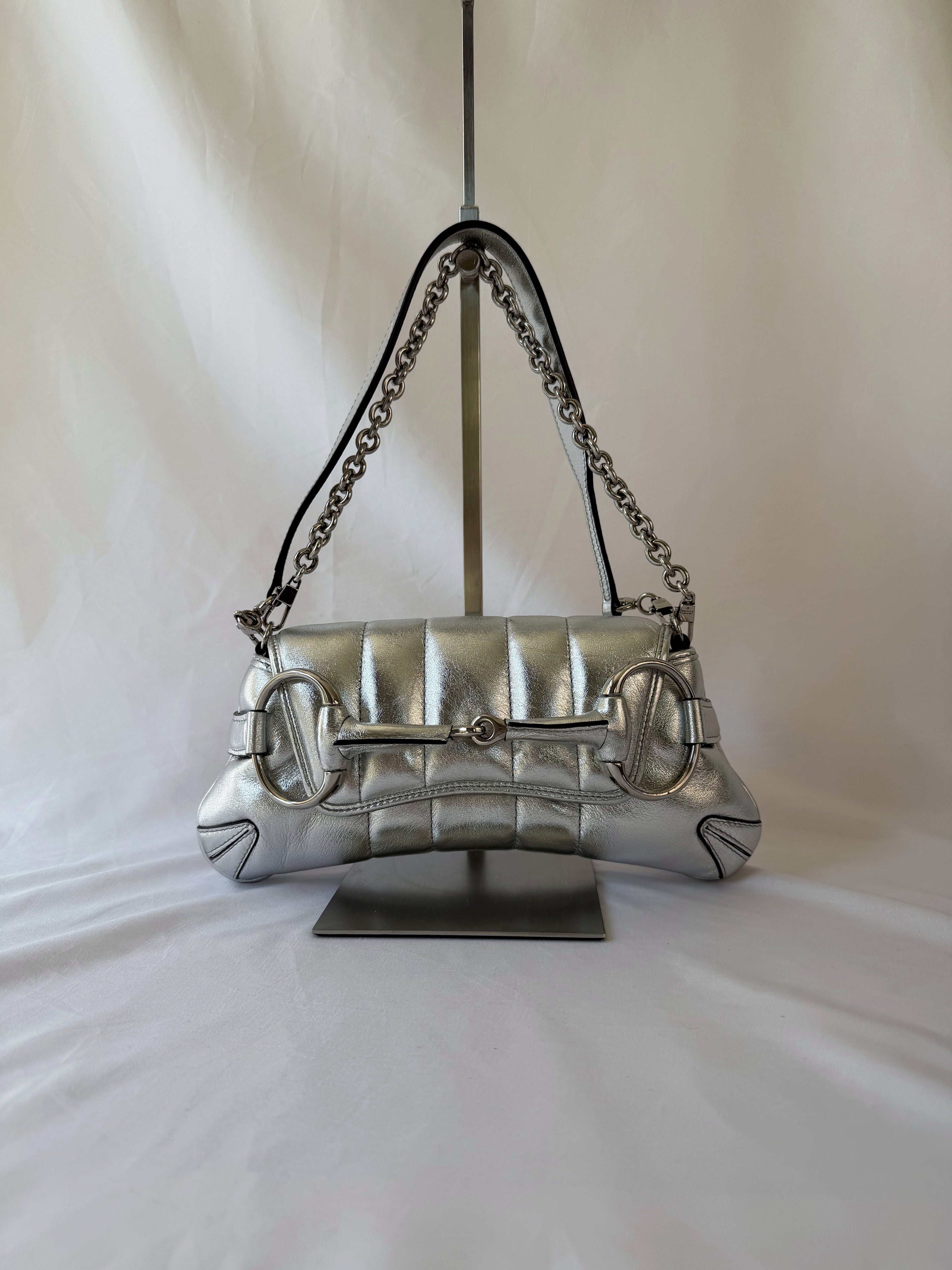 Gucci Horsebit Chain Shoulder Bag in Metallic Silver, Quilted Leather
