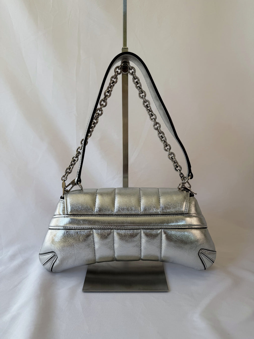Gucci Horsebit Chain Shoulder Bag in Metallic Silver, Quilted Leather
