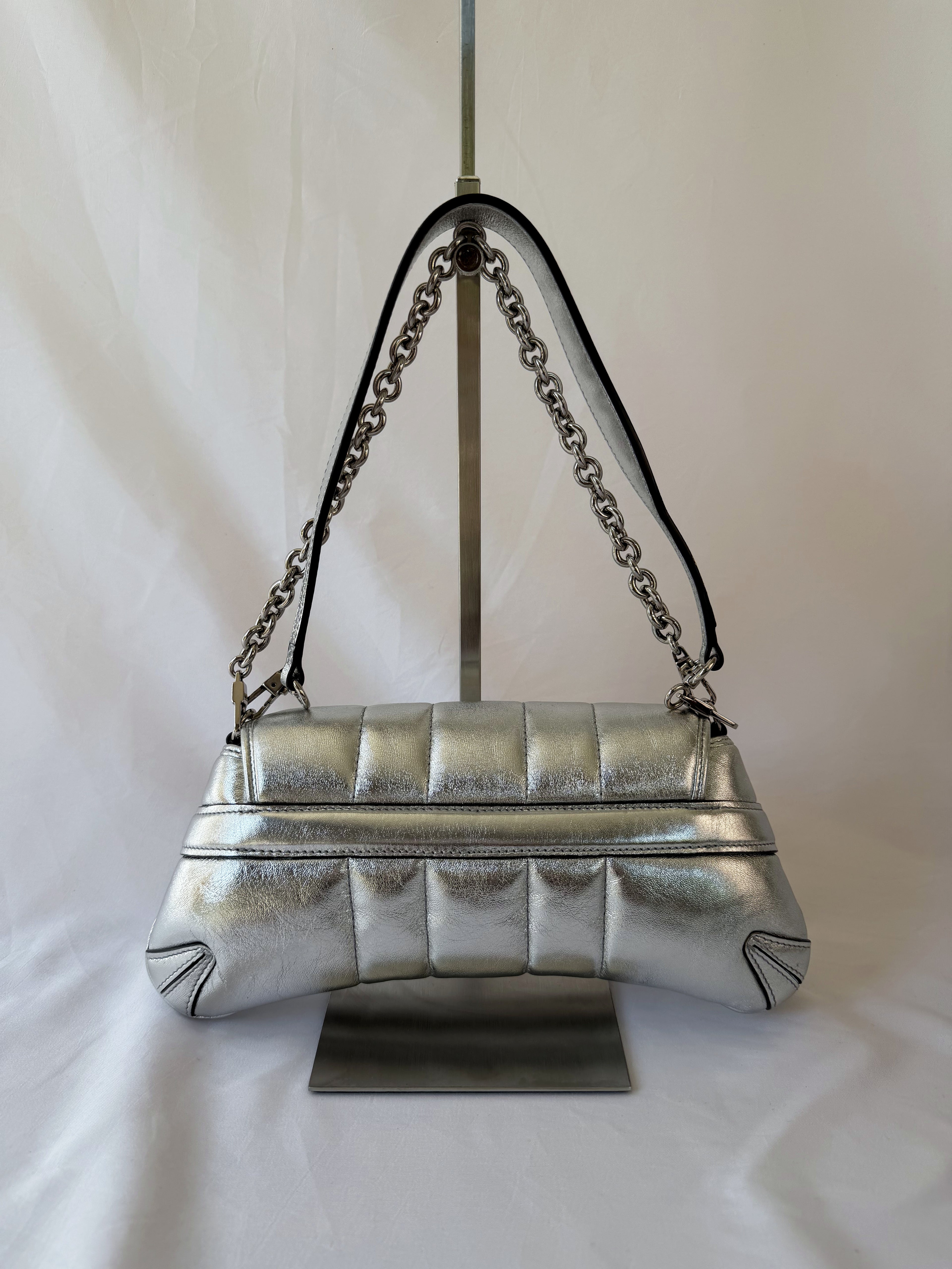 Gucci Horsebit Chain Shoulder Bag in Metallic Silver, Quilted Leather