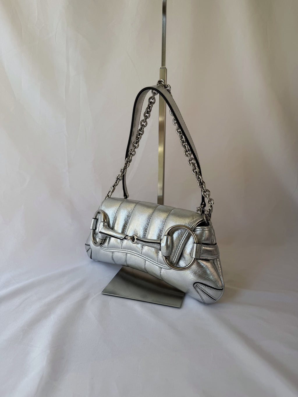 Gucci Horsebit Chain Shoulder Bag in Metallic Silver, Quilted Leather