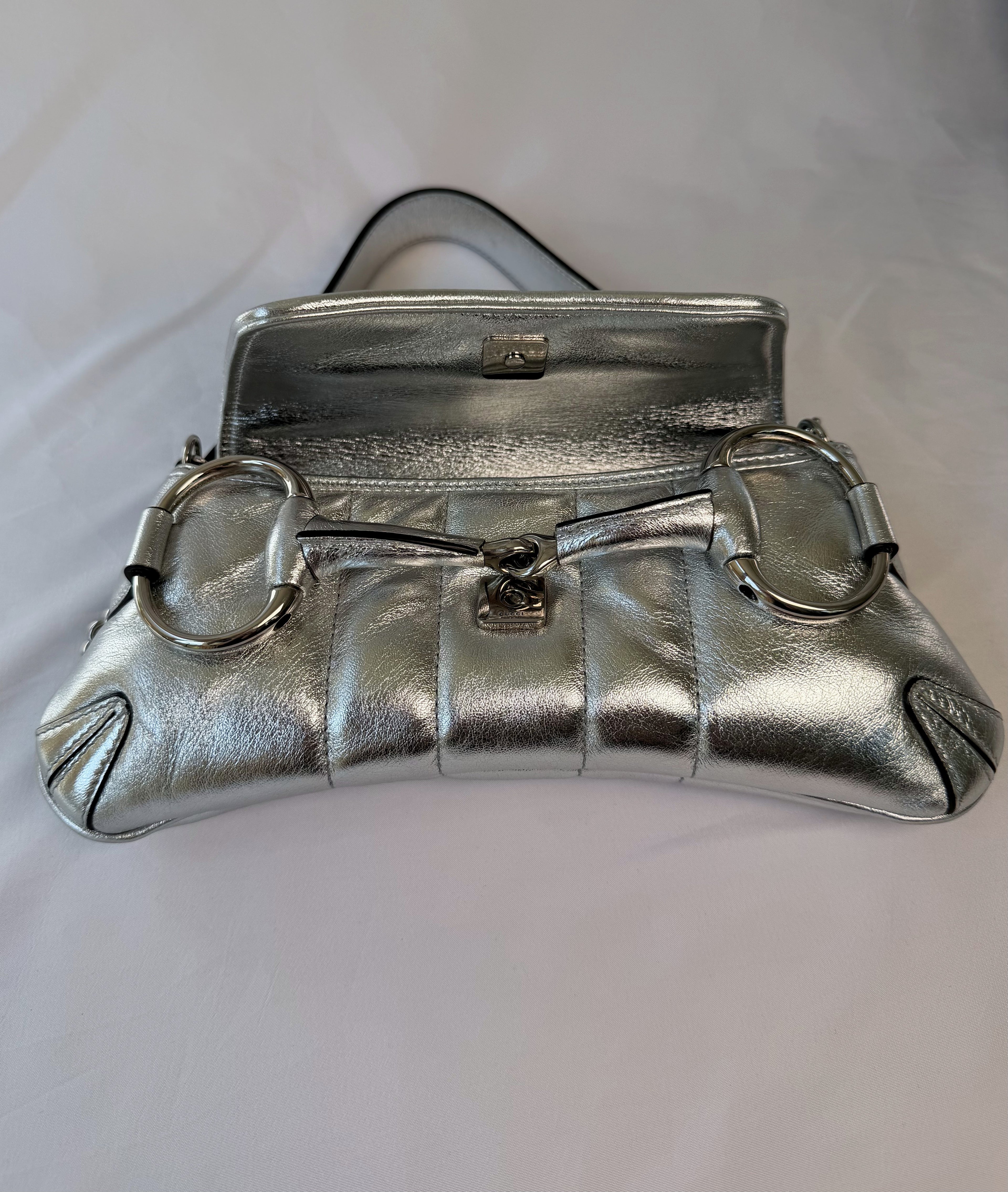 Gucci Horsebit Chain Shoulder Bag in Metallic Silver, Quilted Leather