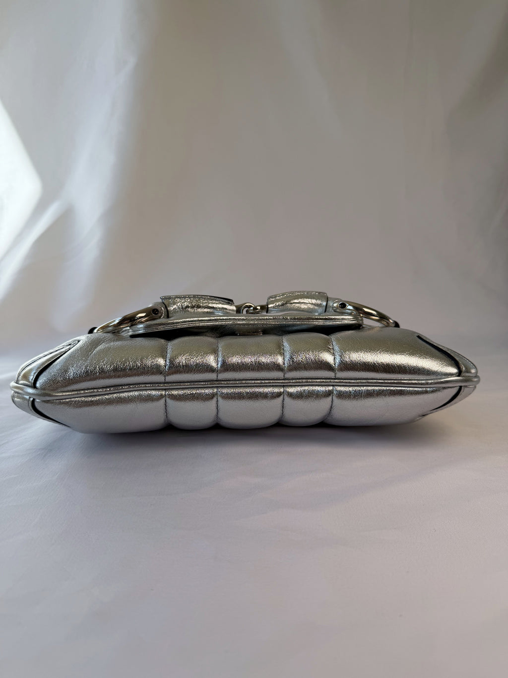 Gucci Horsebit Chain Shoulder Bag in Metallic Silver, Quilted Leather
