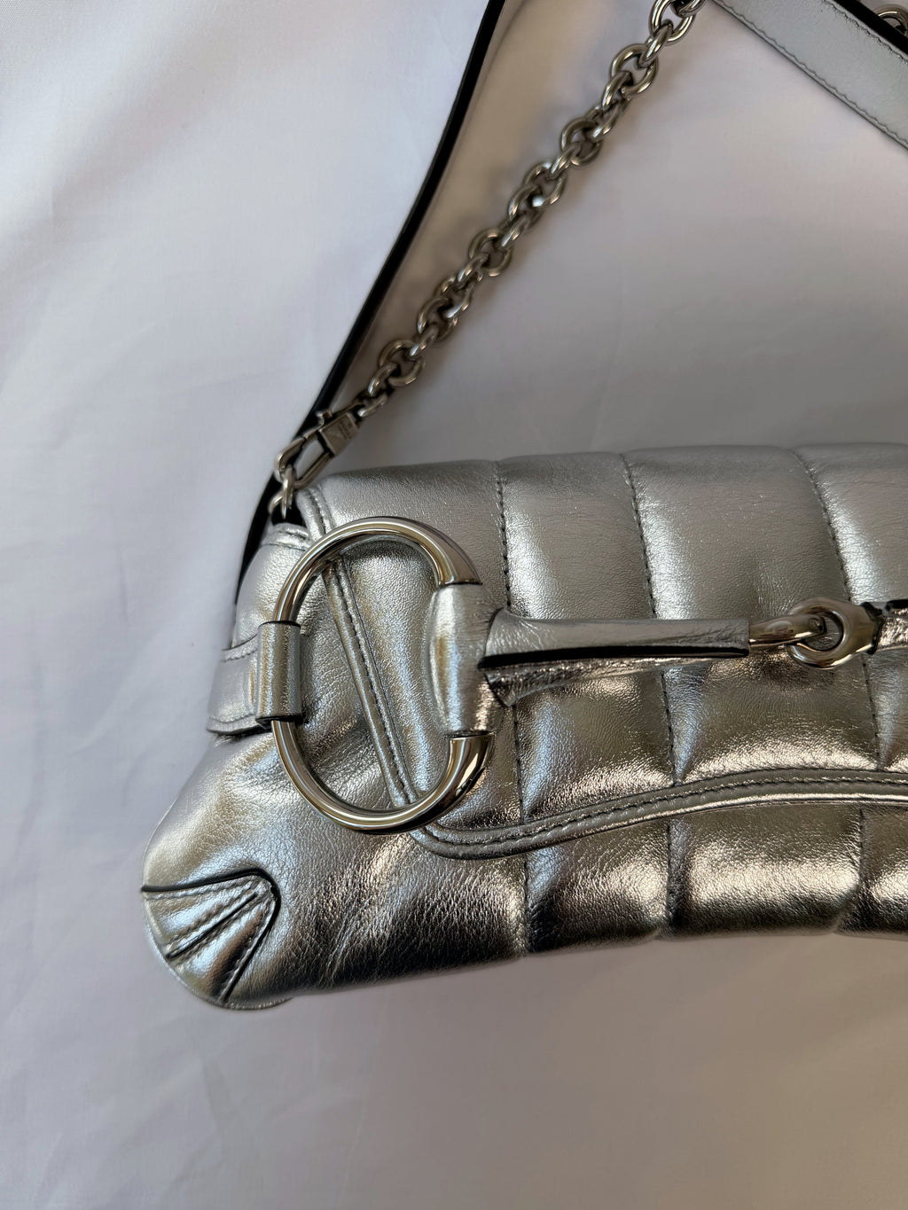Gucci Horsebit Chain Shoulder Bag in Metallic Silver, Quilted Leather