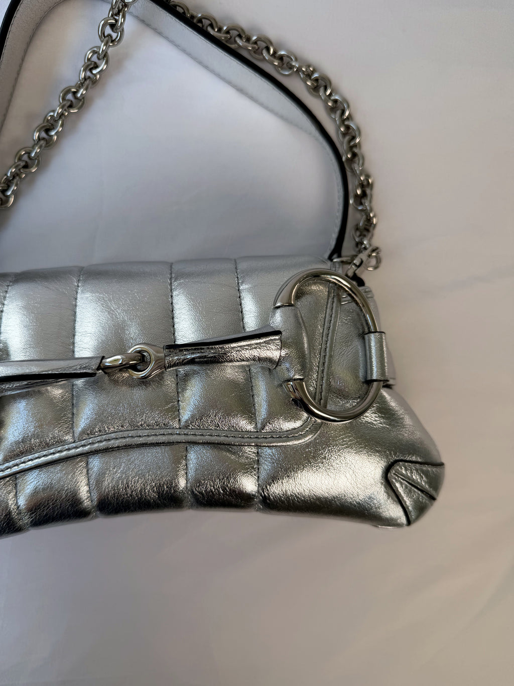 Gucci Horsebit Chain Shoulder Bag in Metallic Silver, Quilted Leather